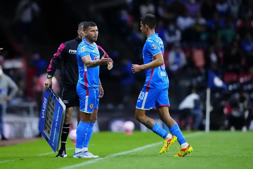 Guerrero siendo sustituido por Juan Escobar