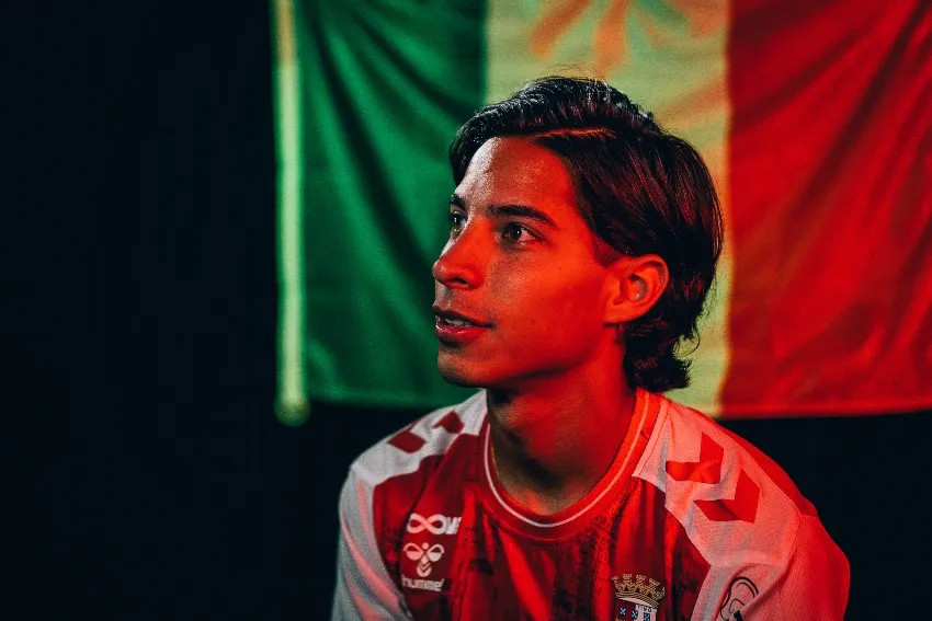 Diego Lainez en su presentación con el Braga
