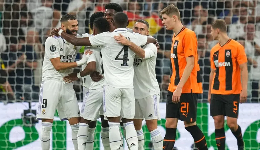 Merengues celebran gol ante los ucranianos