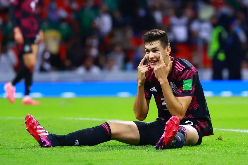 César Montes durante un partido de México