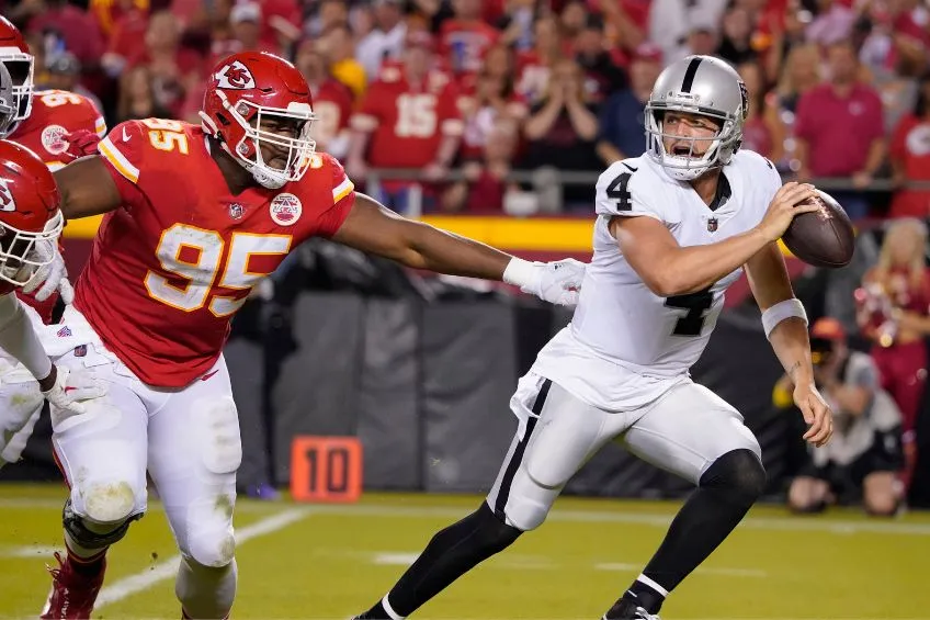Chris Jones y Derek Carr durante un partido