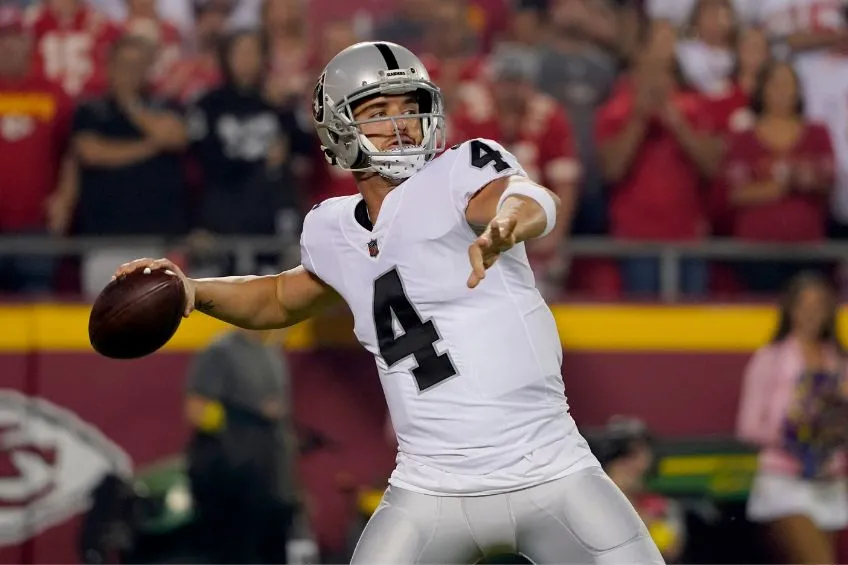 Derek Carr durante un partido