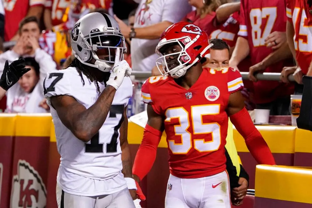 AP Davante Adams empujó a un camarógrafo