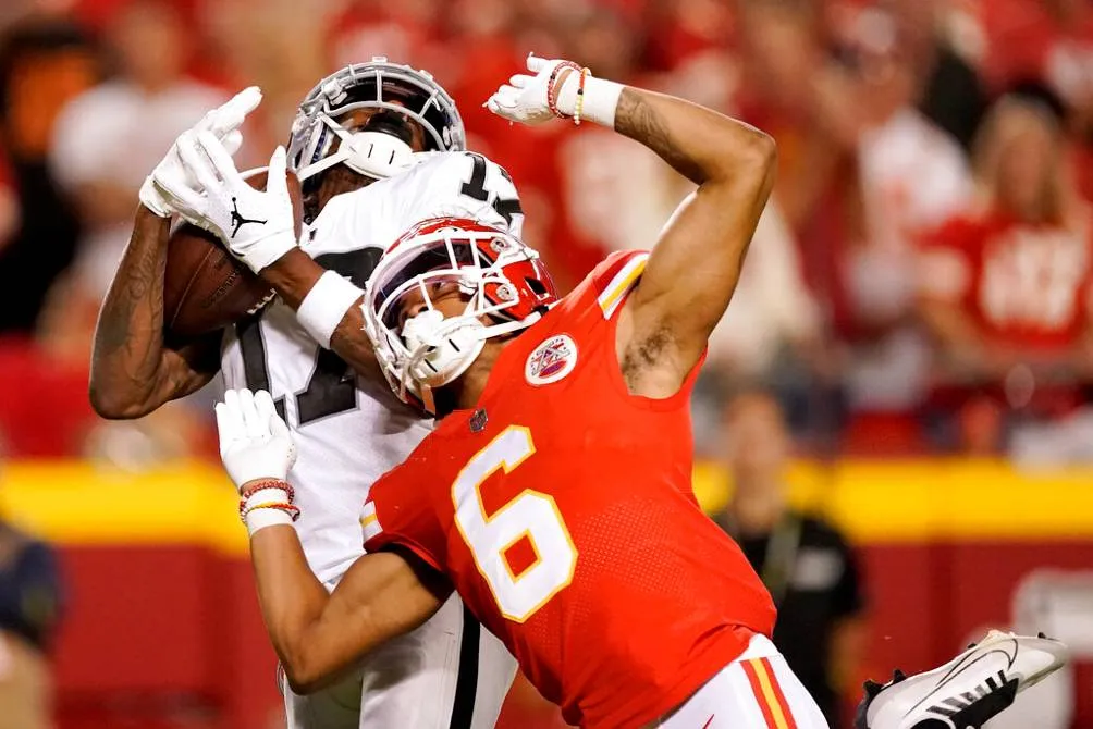 AP Davante Adams en el juego ante los Chiefs