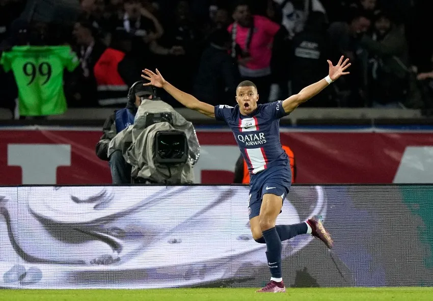 Mbappé en un partido con el PSG
