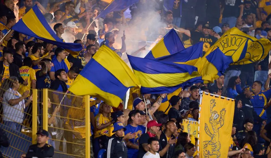La afición de Tigres en el Volcán