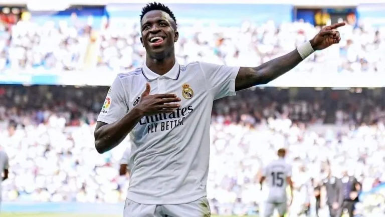 Vinicius Jr bailando en el Bernabéu tras anotar
