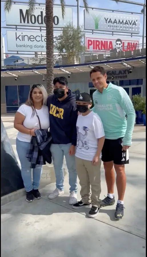 Hernández con la familia de Damián