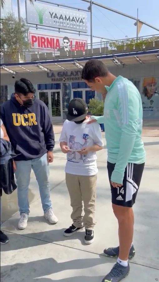 Chicharito regaló boletos para Damián y su familia