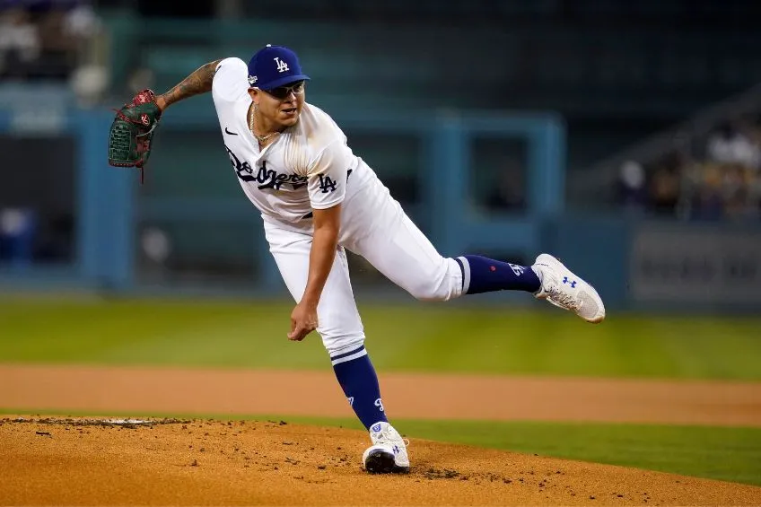 Julio Urías durante un partido de Los Ángeles Dodgers