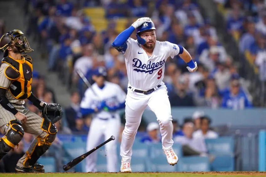 Gavin Lux durante un partido de los Dodgers