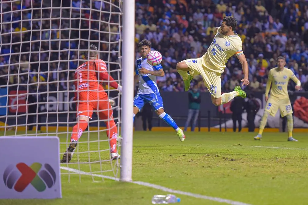 Henry Martín marcó su doblete con una volea