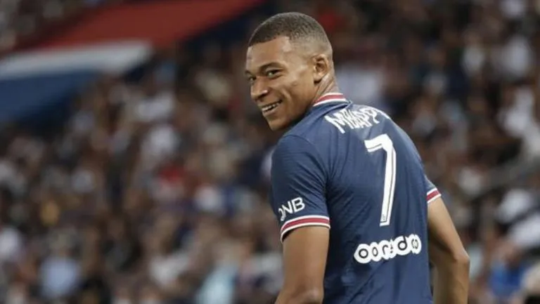 AP Mbappé sonríe tras una acción