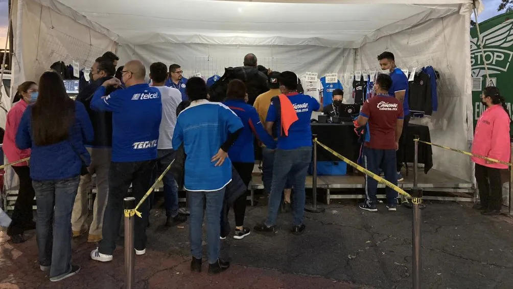 Así la fila para comprar los jerseys conmemorativos