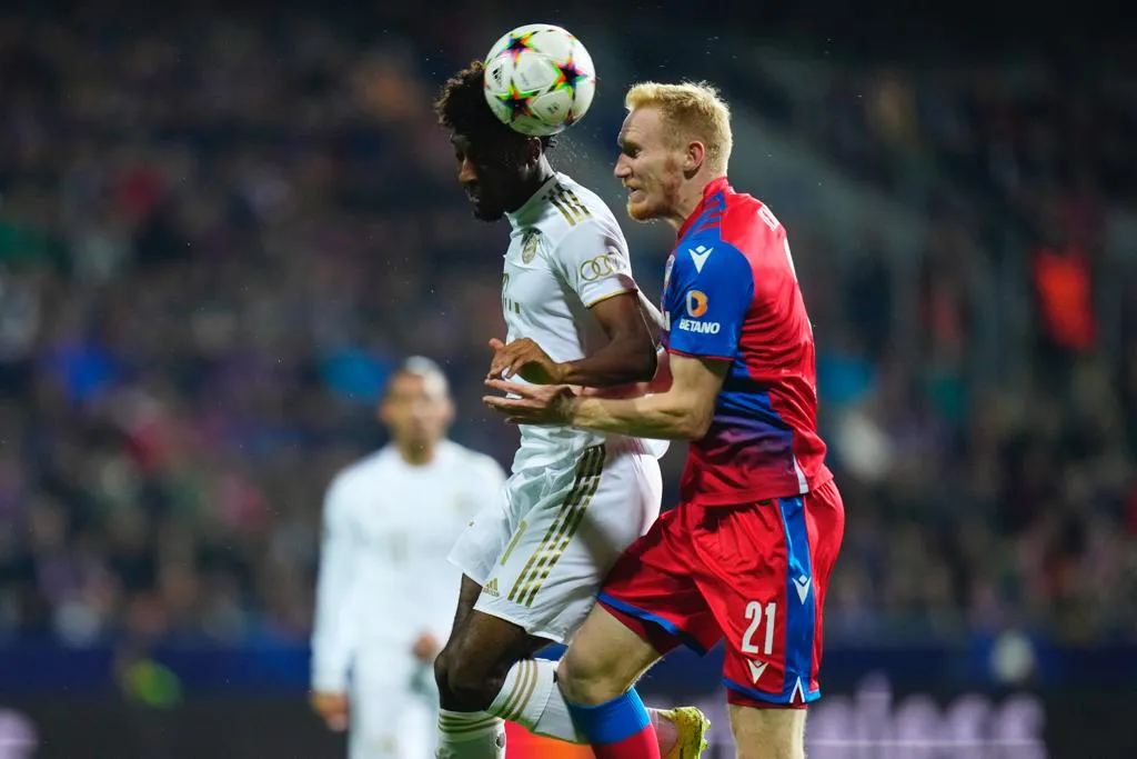 Coman compitiendo por los aires