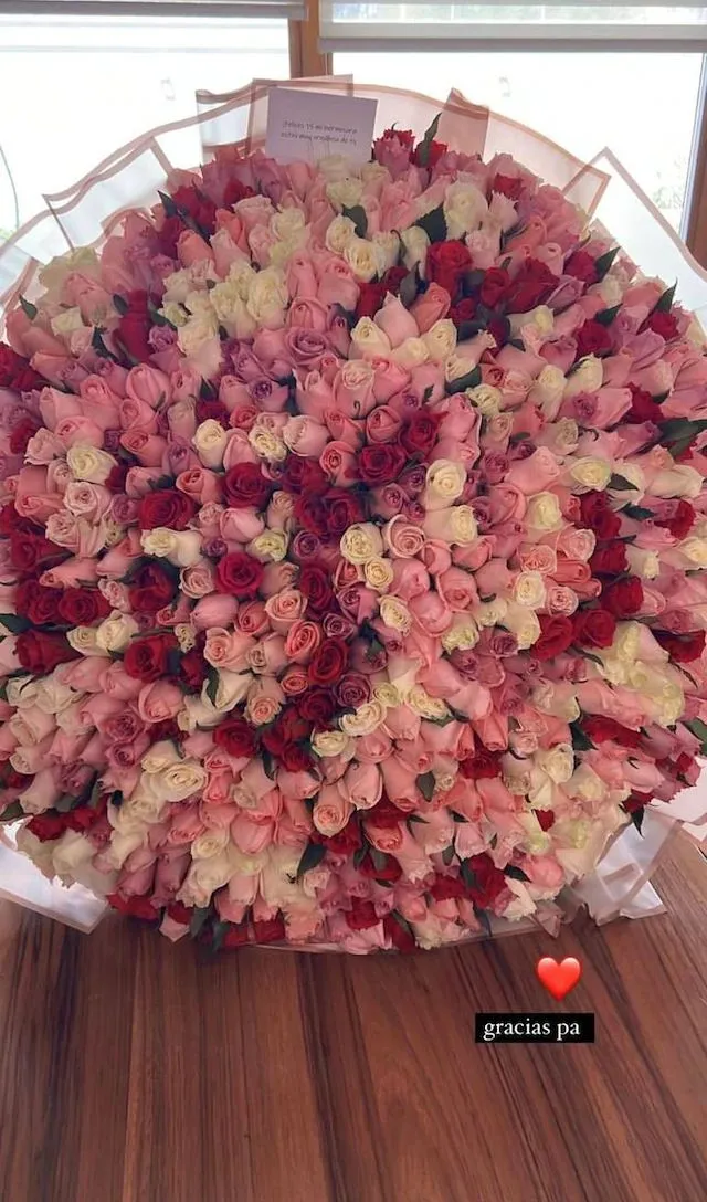 @EMILYC.ALVAREZ Ramo de rosas para la hija del Canelo