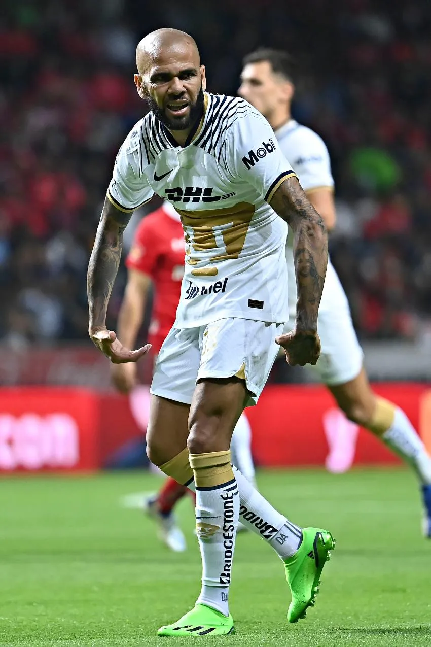Dani Alves en un partido con Pumas