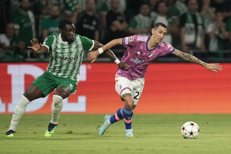 Di María en disputa por el balón