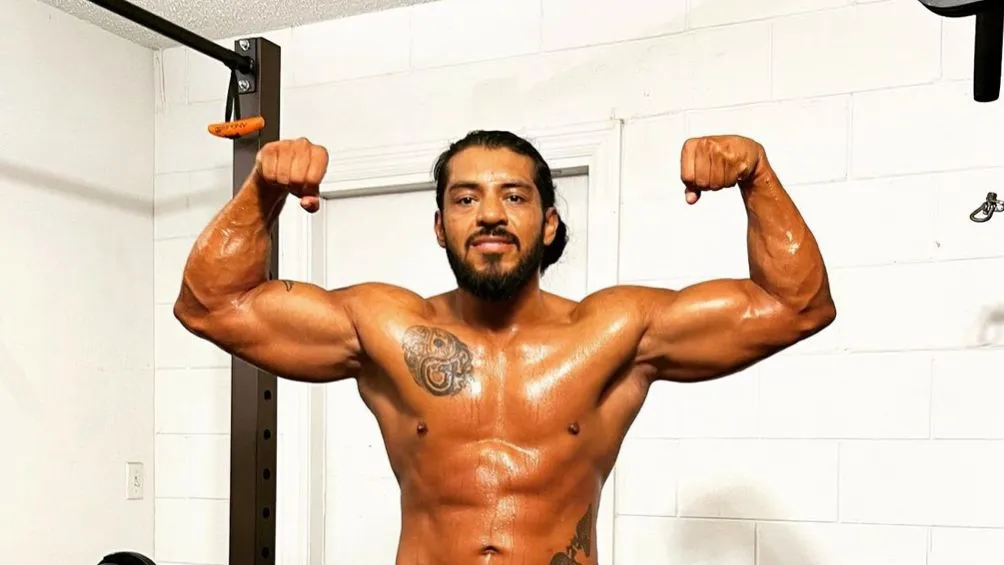 Escobar presume su musculatura