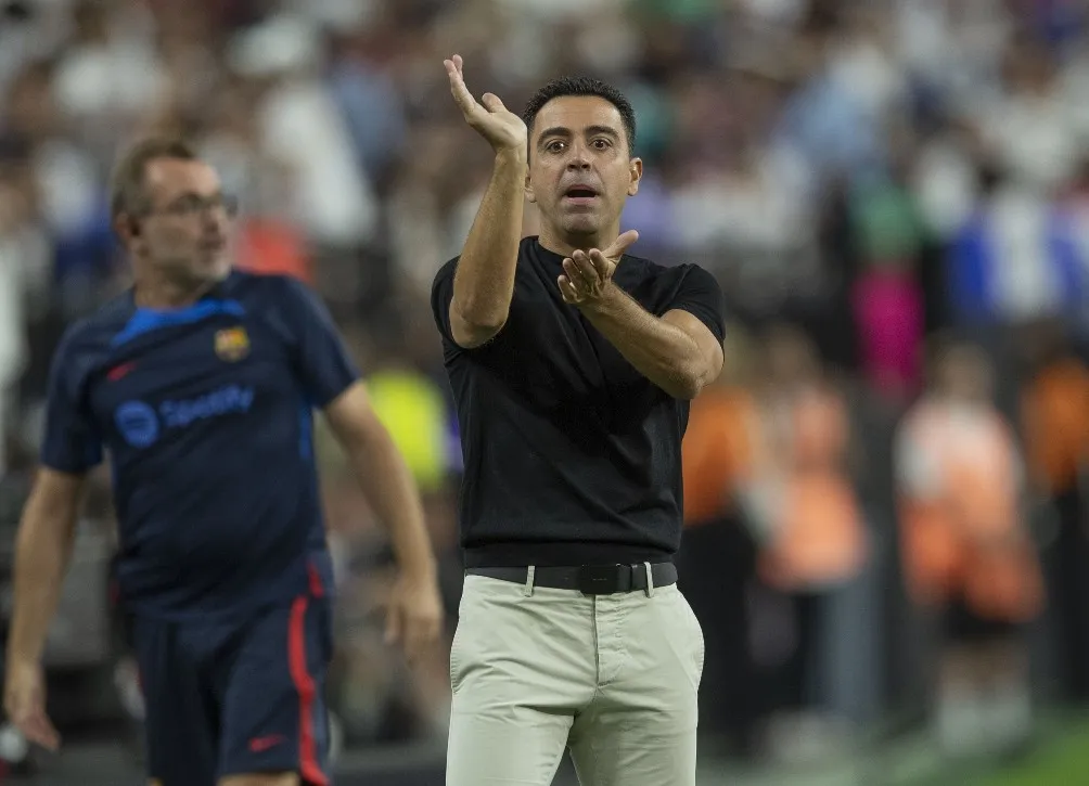Xavi dirigiendo un partido con el Barcelona