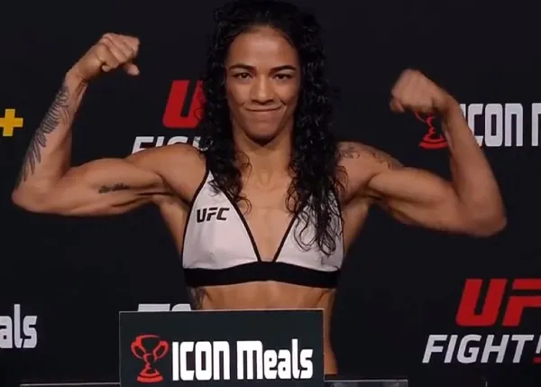 TWITTER @UFCEspanol Viviane Araújo en ceremonia de pesaje