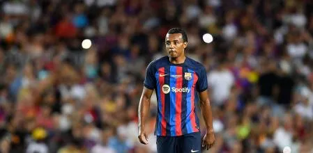 Jules Koundé en partido con el Barcelona