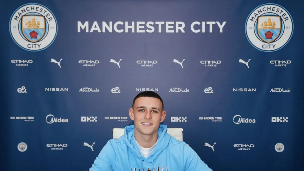 Phil estampa su firma en nuevo contrato