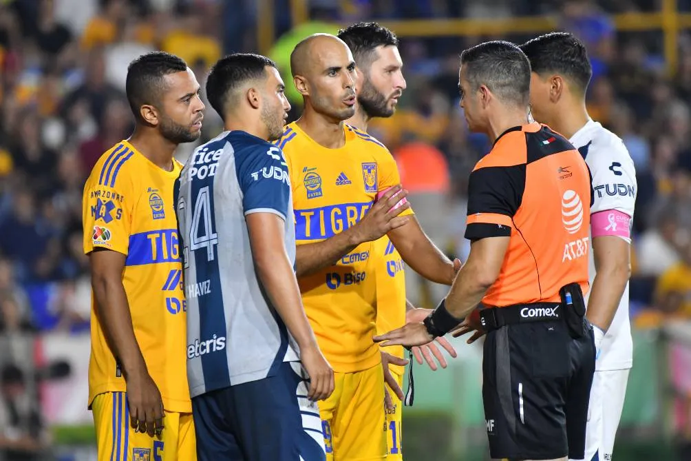 Víctor Alfonso Cáceres generó polémica con su arbitraje