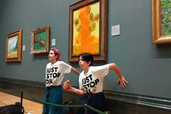 Momentos después, se &quot;pegaron&quot; a la pared