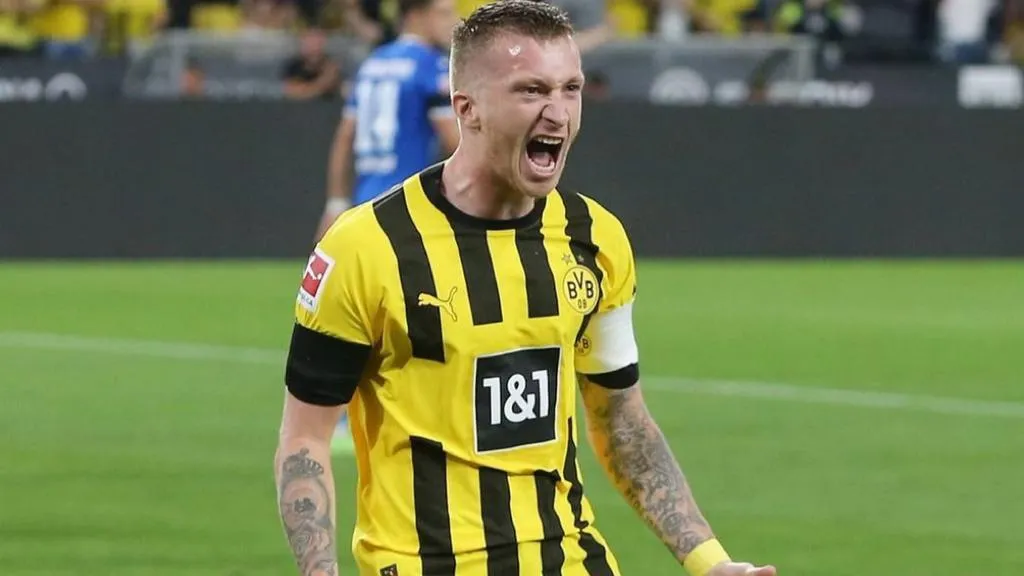 Marco tras anotar con el Dortmund
