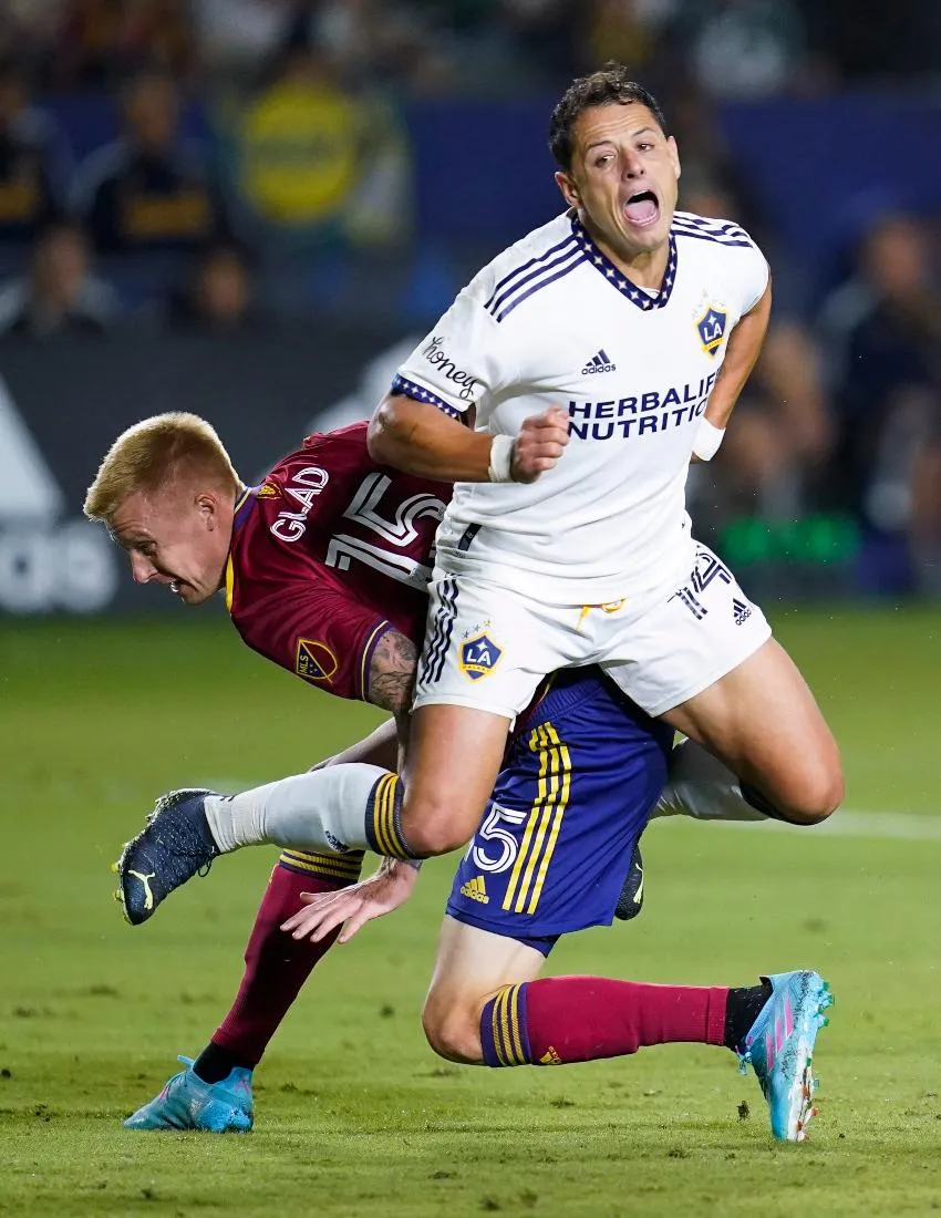 Chicharito en un juego con Galaxy