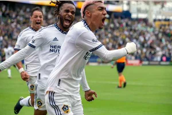 Julián Araujo celebra con el LA Galaxy vs Nashville SC
