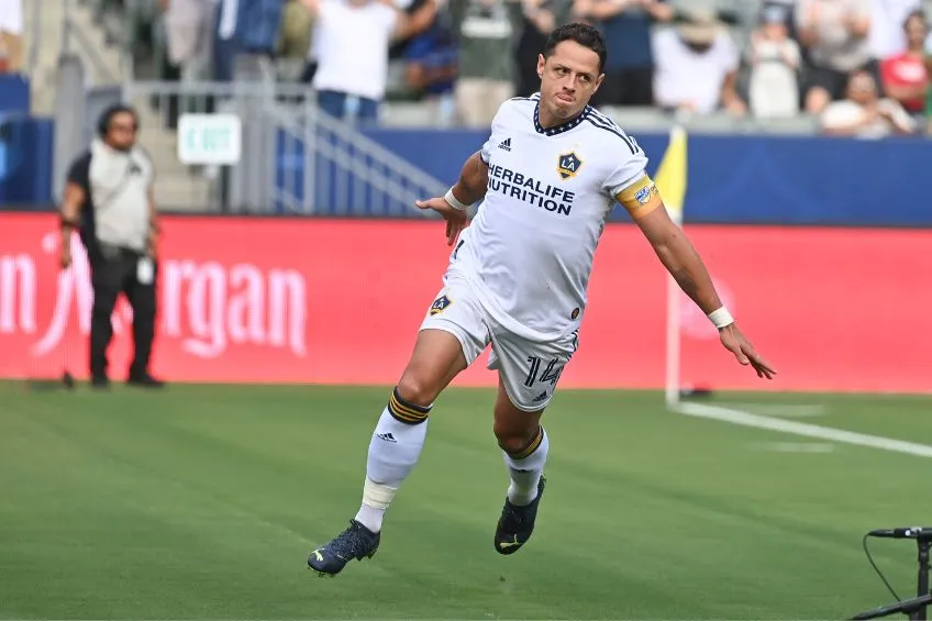 Javier Hernández festejando un gol