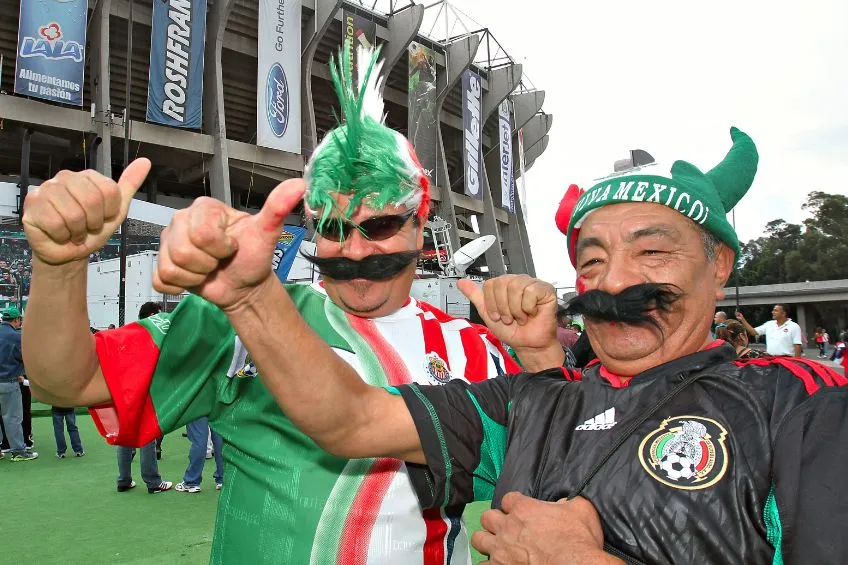 IMAGO7 Aficionados mexicanos previo a un partido