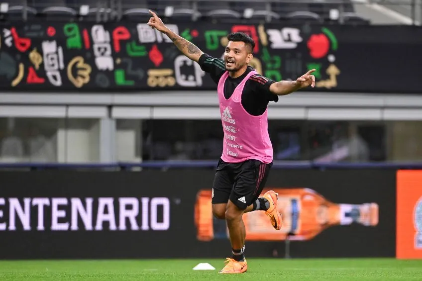 Tecatito Corona previo a un partido de México