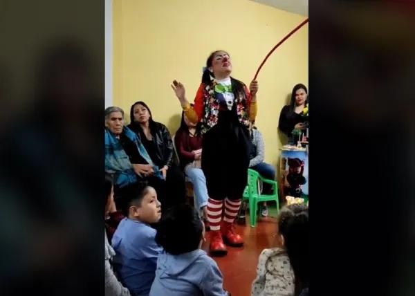 Niño reveló infidelidad de su papá durante show de payasita