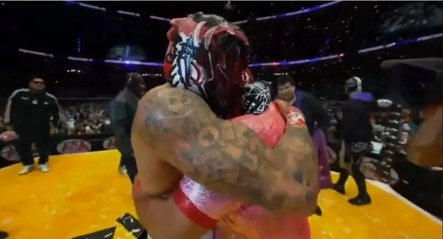 Pentagón Jr. abrazó a Villano IV tras vencerlo