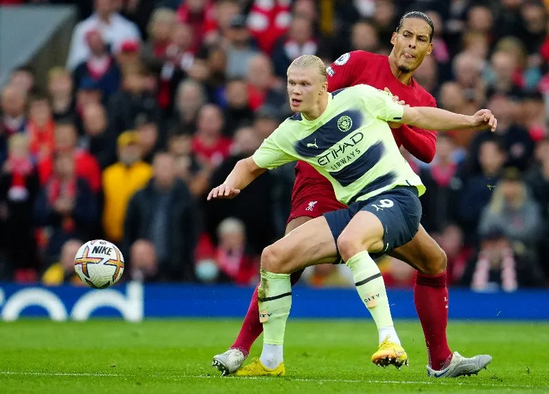 AP Erling Haaland en disputa por el balón