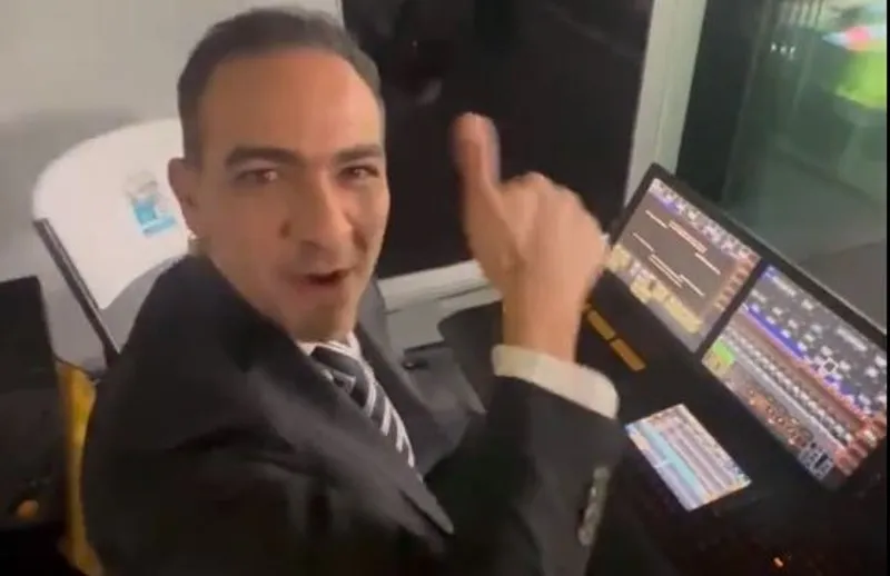 Alex de la Rosa manipulando las luces en el Azteca