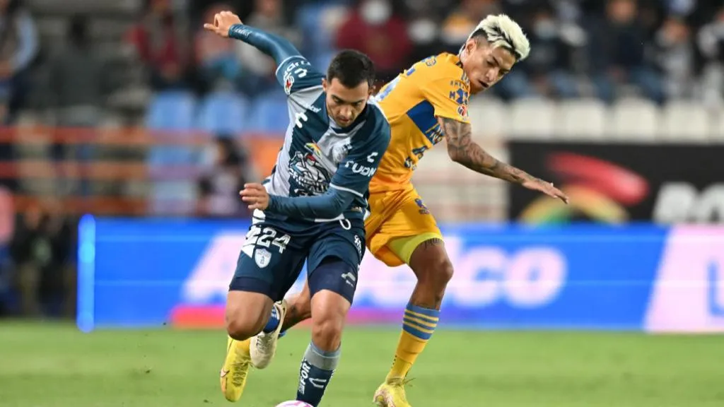 Chávez y Fulgencio pelean el balón