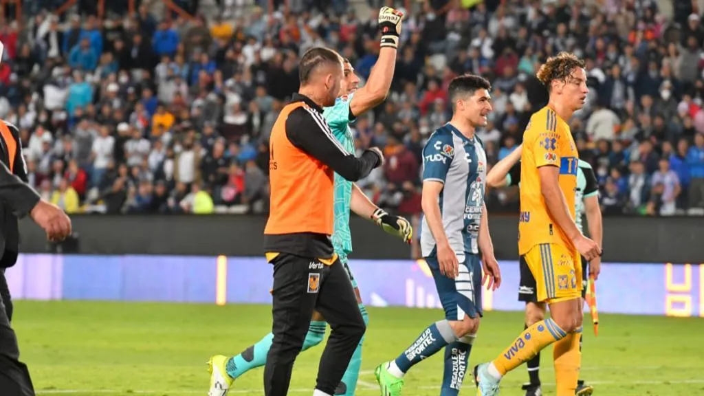 Nahuel y compañía camino a los vestidores