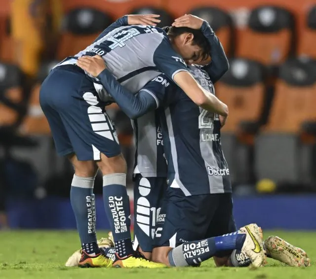 Jugadores de los Tuzos, en festejo de gol