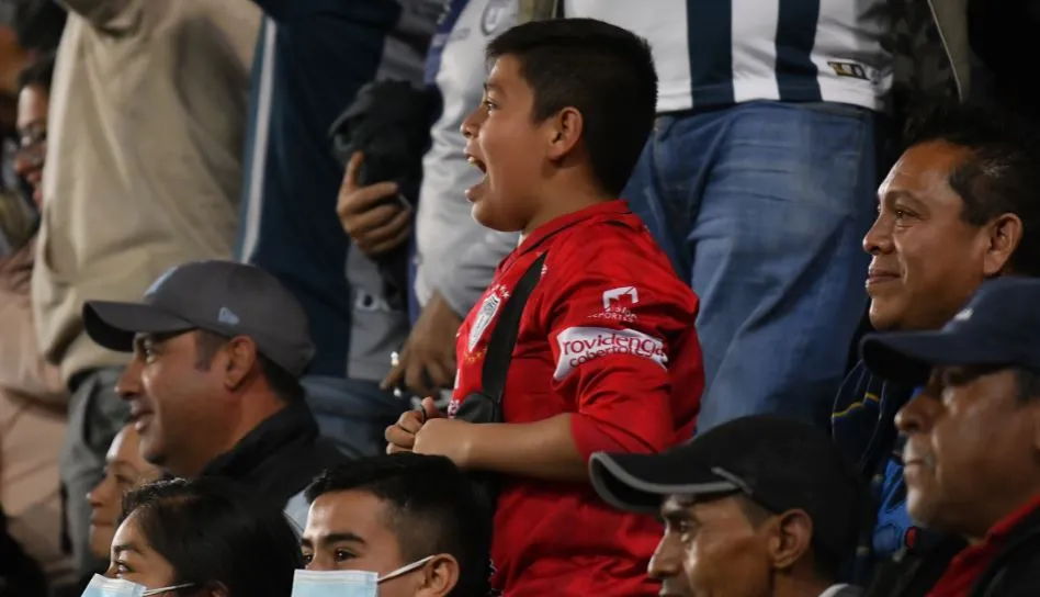 Aficionados de Tuzos durante Vuelta de CF