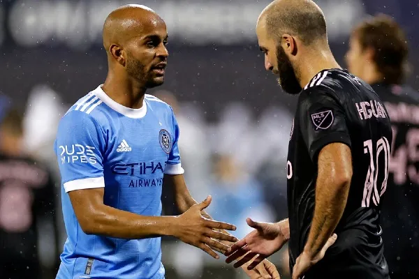 Los rivales se acercaron a consolarlo