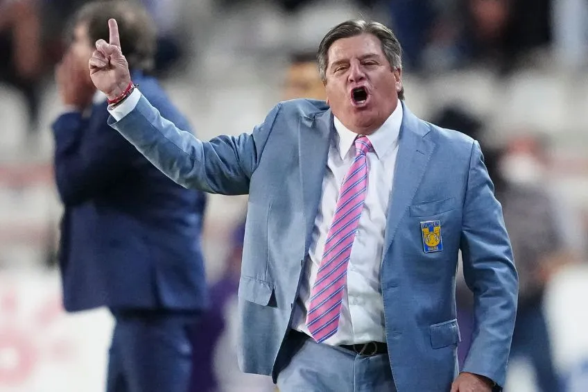 IMAGO7 Piojo Herrera dirigiendo a Tigres