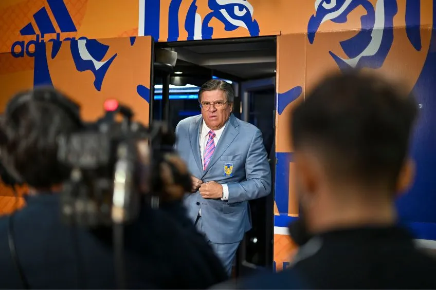 IMAGO7 Piojo Herrera previo a un partido de Tigres