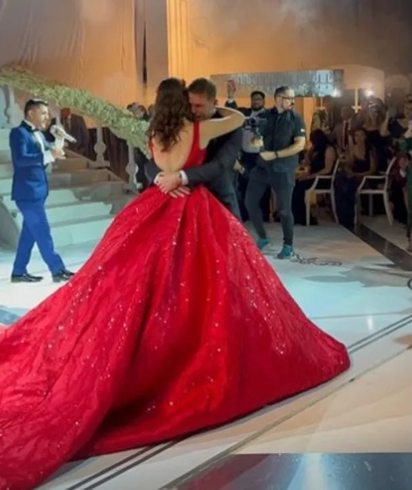 Ángel Meno cantó 'Mi princesa' para el baile entre Canelo y Emily