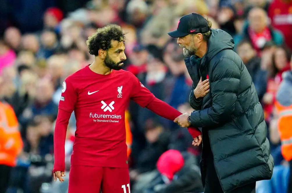 AP Jürgen Klopp le da indicaciones a Mo Salah