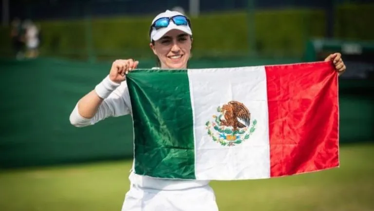 TWITTER @FERCONGO Fernanda con la Bandera de México en Wimbledon