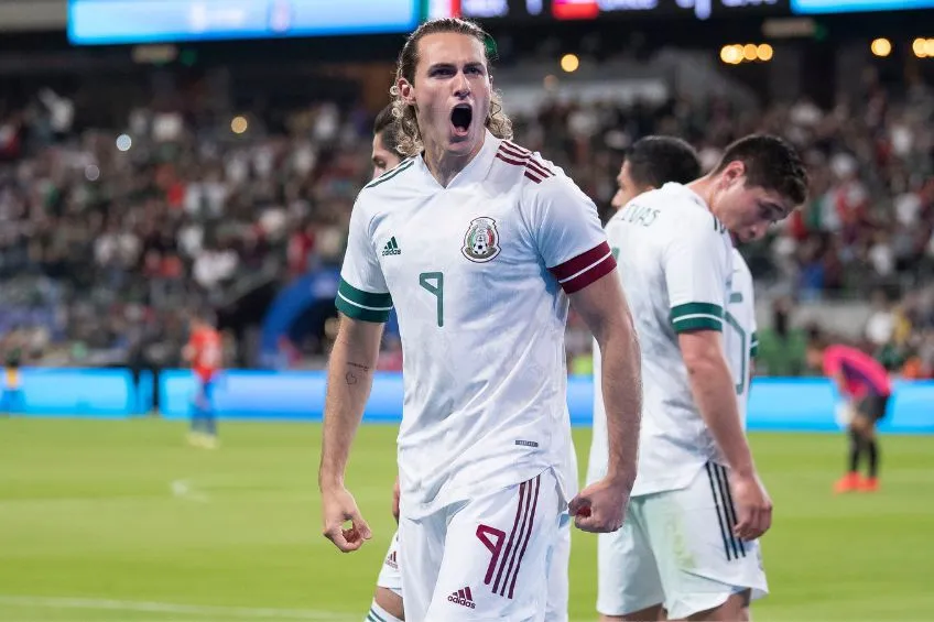 Santiago Giménez festejando un gol